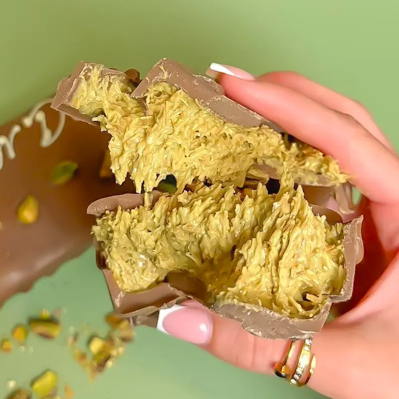 Dubai 300g  Milk Chocolate Pistachio and Kunafa Snack Bar - - Bonbon, Crispy, Shell, Dessert Creamy 0