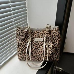 Women's Leopard Print Sports Shoulder Bag, Large Capacity Zipper Bag, Stylish Accessories for Exercise, Outdoor Vacation, Daily Commute and Travel, Ladies Purse
