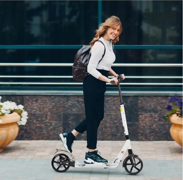 Product Introduction of Children's colorful flashing wheel scooter, foldable, suitable for children aged 7-14, adjustable height, with brakes, large wheels, black 8