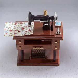 Vintage Sewing Machine Design Music Box, 1 Count Retro Sewing Machine Music Box Decoration, Classic Aesthetic Home Decor Ornament, Ideal Gift for Birthday & Christmas, Decoration Items