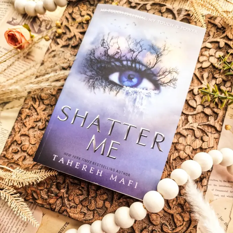 (FAST DELIVERY) Shatter Me by Tahereh Mafi: TikTok Made Me Buy It! The most addictive, romantic and explosive YA fantasy series of the year Paperback – 5 April 2018 0
