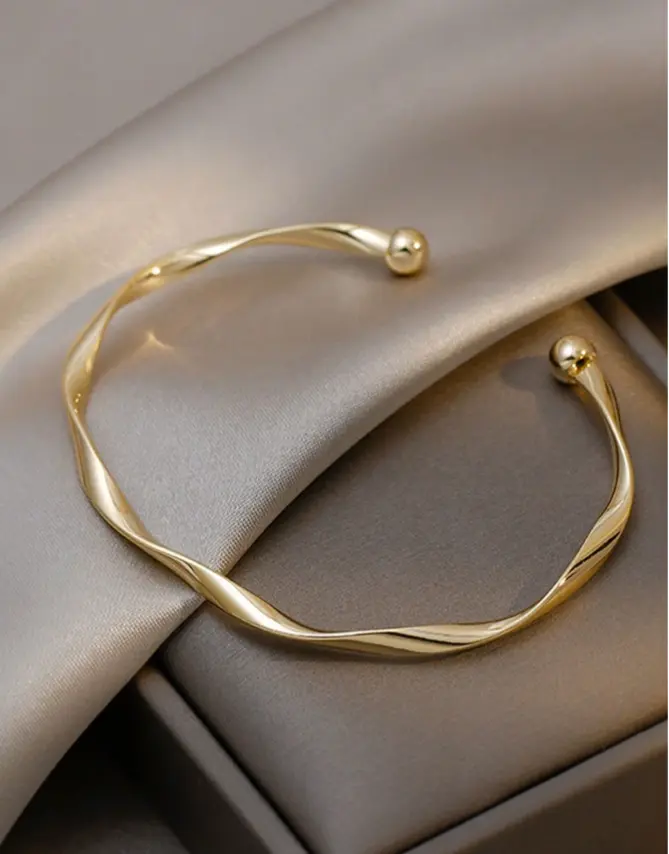 Women's Fashion Gold Color Wave Pattern Bracelet with Minimalist Twine Design for Street and Everyday Wear